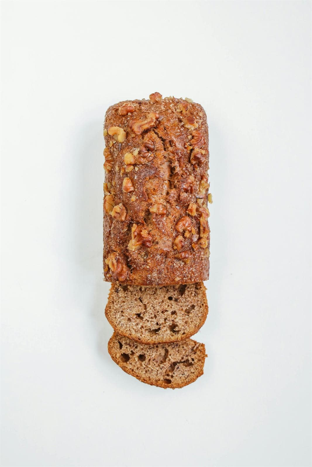Pan casero con nueces recién cortado